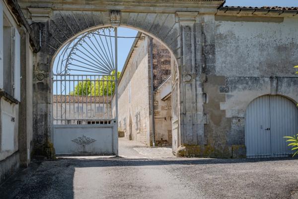 Propriété à vendre 18 pièces proche de COGNAC - Terrain de 3,2 Ha