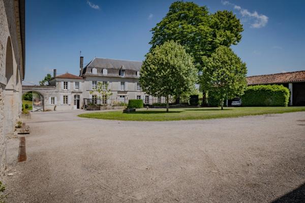 Propriété à vendre 18 pièces proche de COGNAC - Terrain de 3,2 Ha