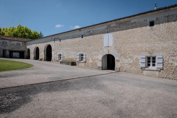 Propriété à vendre 18 pièces proche de COGNAC - Terrain de 3,2 Ha