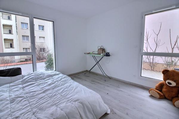 Appartement Lyon 4 pièces dans un immeuble très récent avec jardin terrasse et garage