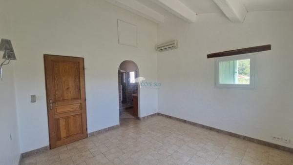 Lorgues (83510) Villa 6 pièces 4 chambres, avec piscine et garage, dans un environnement bucolique à quelques kilomètres de Lo