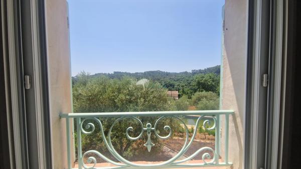 Lorgues (83510) Villa 6 pièces 4 chambres, avec piscine et garage, dans un environnement bucolique à quelques kilomètres de Lo