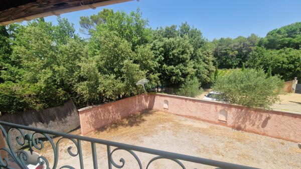 Lorgues (83510) Villa 6 pièces 4 chambres, avec piscine et garage, dans un environnement bucolique à quelques kilomètres de Lo