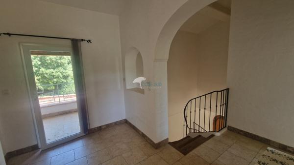 Lorgues (83510) Villa 6 pièces 4 chambres, avec piscine et garage, dans un environnement bucolique à quelques kilomètres de Lo