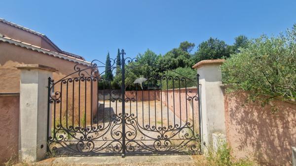 Lorgues (83510) Villa 6 pièces 4 chambres, avec piscine et garage, dans un environnement bucolique à quelques kilomètres de Lo