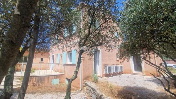 Lorgues (83510) Villa 6 pièces 4 chambres, avec piscine et garage, dans un environnement bucolique à quelques kilomètres de Lo