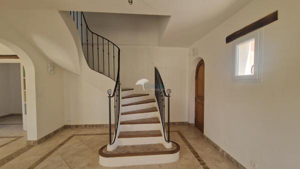 Lorgues (83510) Villa 6 pièces 4 chambres, avec piscine et garage, dans un environnement bucolique à quelques kilomètres de Lo