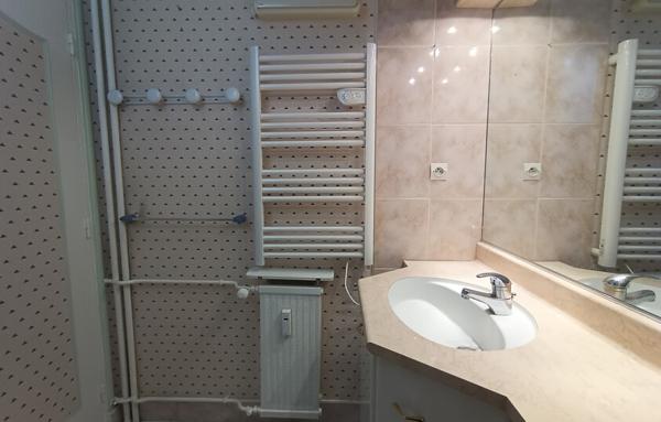 Appartement T2 42m2 avec balcon cave et place de parking