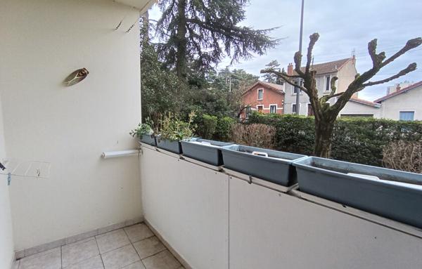 Appartement T2 42m2 avec balcon cave et place de parking