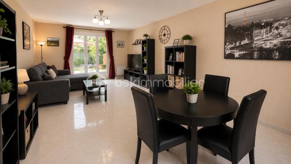 Secteur CALME, venez visiter cette maison (mitoyenne d'un côté) de 85 m2 édifiée sur un terrain de 265 m2 SANS VIS-A-VIS.

Entrée avec accès garage + grenier et WC, cuisine équipée ouvrable sur un séjour double TRAVERSANT de 30 m2 environ.
A l'étage le palier dessert une salle d'eau, WC et 3 chambres dont une grande avec dressing. 

Une situation proche commodités, écoles et transports RER D. Une maison parfaitement entretenue. 

Des prestations économiques en terme d'énergie : double vitrage, ballon récent, radiateurs à inertie 2021, tableau électrique refait en 2021, isolation 2017 pour une consommation maîtrisée. 

Terrasse, abri de jardin et possibilité de garer des véhicules dans l'enceint de la propriété - propriété clôturée en 2025. 

Un bien à ne pas manquer.