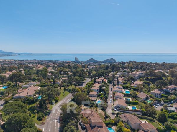 DOMAINE PRIVE SECURISE - COUNTRY CLUB PISCINE, TENNIS, PADEL A VILLENEUVE LOUBET