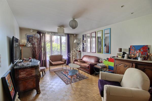 MONTREUIL CENTRE-VILLE, AU PIED DU METRO CROIX DE CHAVAUX, PROCHE COMMERCES ET ECOLES, 3 PIECES TRAVERSANT AVEC BALCONS, LOGGIA, CAVE ET BOX