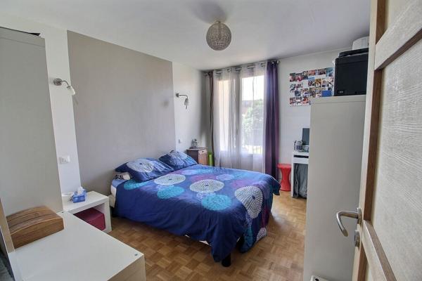 MONTREUIL CENTRE-VILLE, AU PIED DU METRO CROIX DE CHAVAUX, PROCHE COMMERCES ET ECOLES, 3 PIECES TRAVERSANT AVEC BALCONS, LOGGIA, CAVE ET BOX