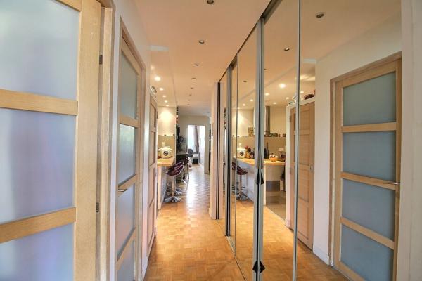 MONTREUIL CENTRE-VILLE, AU PIED DU METRO CROIX DE CHAVAUX, PROCHE COMMERCES ET ECOLES, 3 PIECES TRAVERSANT AVEC BALCONS, LOGGIA, CAVE ET BOX