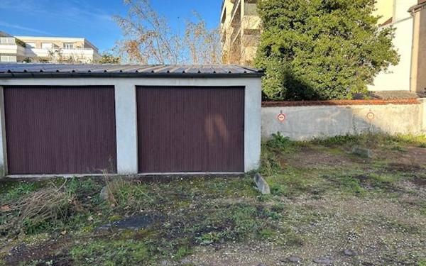 Stationnement à louer    12 m2 Chelles