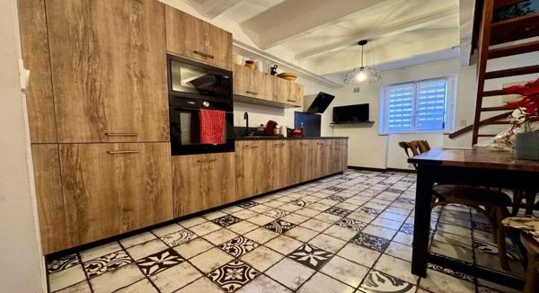 Vente                                                      Maison de village
                        
                     4 pièces                      63 m2                     à La Londe-les-Maures
