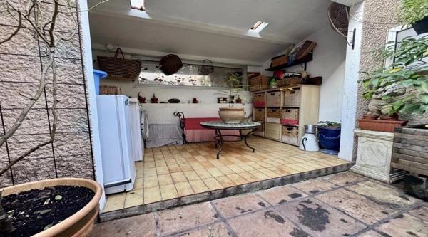 Vente                                                      Maison de village
                        
                     4 pièces                      63 m2                     à La Londe-les-Maures