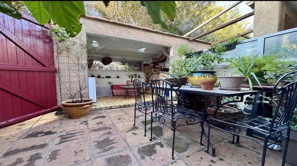 Vente                                                      Maison de village
                        
                     4 pièces                      63 m2                     à La Londe-les-Maures