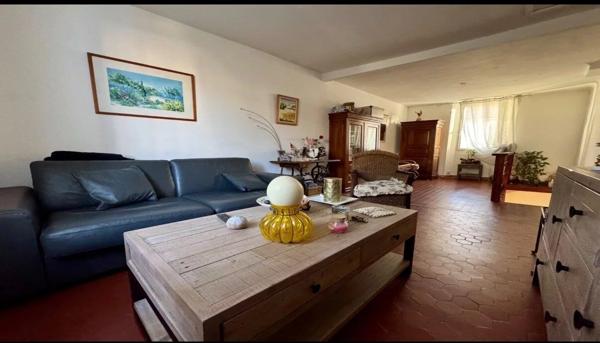 Vente                                                      Maison de village
                        
                     4 pièces                      63 m2                     à La Londe-les-Maures