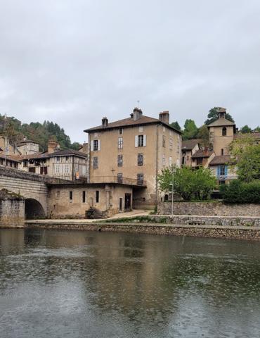 Immeuble avec grande terrasse et garages