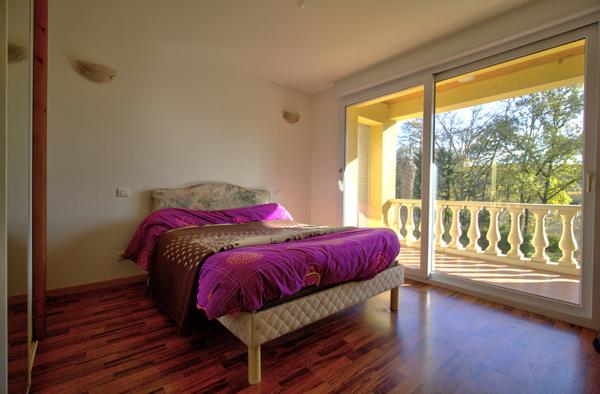 LE PASSAGE - Maison lumineuse 100 m² sur sous-sol semi enterrée avec garage indépendant et jardin autour