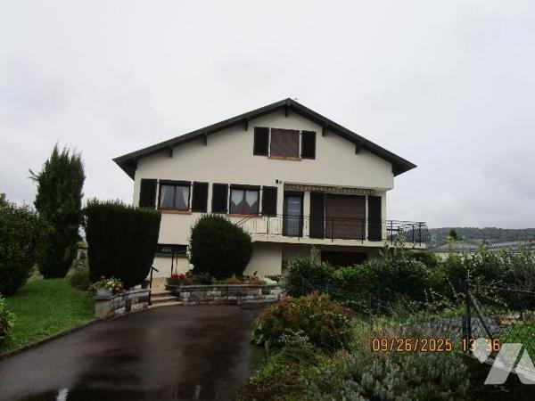 Maison d'habitation en excellent état d'entretien, composée de : 
- Au rez-de-chaussée : entré...