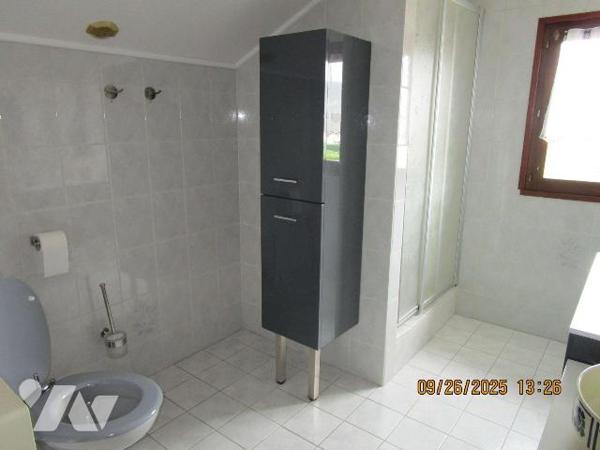 Maison d'habitation en excellent état d'entretien, composée de : 
- Au rez-de-chaussée : entré...