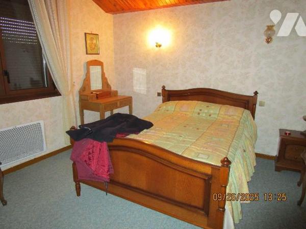 Maison d'habitation en excellent état d'entretien, composée de : 
- Au rez-de-chaussée : entré...