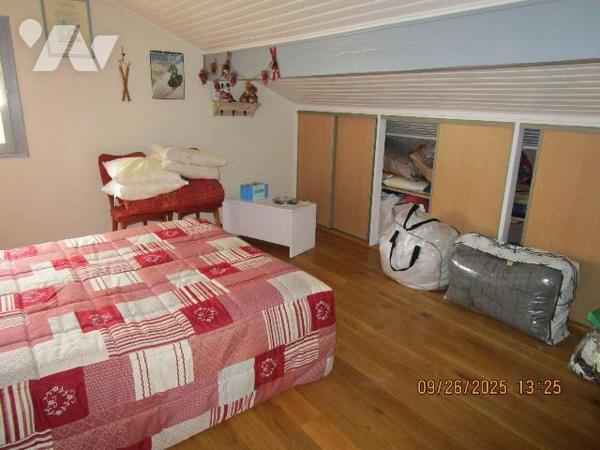 Maison d'habitation en excellent état d'entretien, composée de : 
- Au rez-de-chaussée : entré...