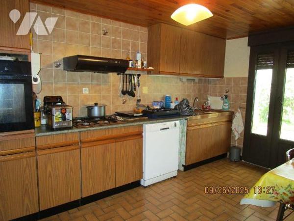 Maison d'habitation en excellent état d'entretien, composée de : 
- Au rez-de-chaussée : entré...