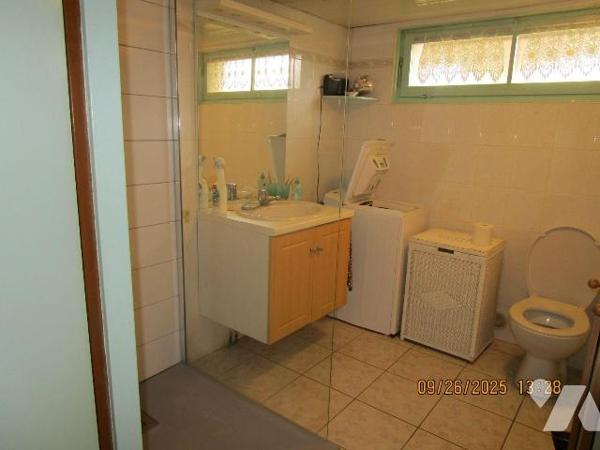 Maison d'habitation en excellent état d'entretien, composée de : 
- Au rez-de-chaussée : entré...