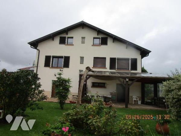 Maison d'habitation en excellent état d'entretien, composée de : 
- Au rez-de-chaussée : entré...