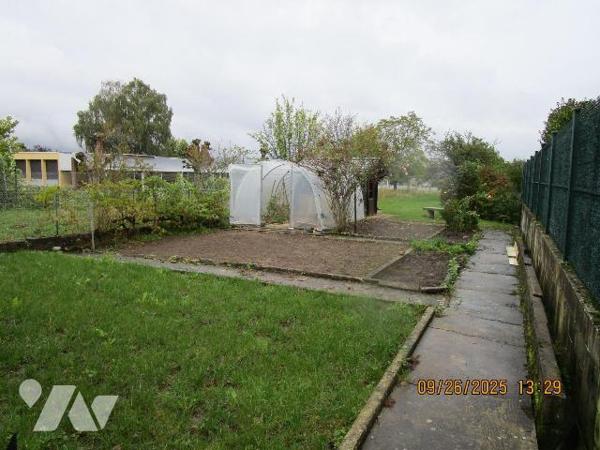 Maison d'habitation en excellent état d'entretien, composée de : 
- Au rez-de-chaussée : entré...