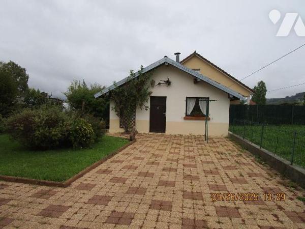 Maison d'habitation en excellent état d'entretien, composée de : 
- Au rez-de-chaussée : entré...