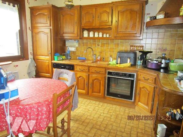 Maison d'habitation en excellent état d'entretien, composée de : 
- Au rez-de-chaussée : entré...