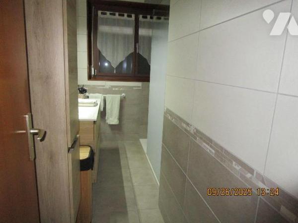 Maison d'habitation en excellent état d'entretien, composée de : 
- Au rez-de-chaussée : entré...