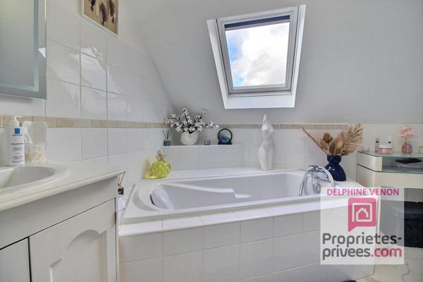 Maison classe énergie B avec vie en plain pied à 2 pas des commerces, de la Loire et des écoles sur un terrain de 900 m²