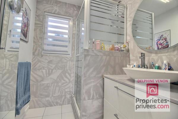 Maison classe énergie B avec vie en plain pied à 2 pas des commerces, de la Loire et des écoles sur un terrain de 900 m²