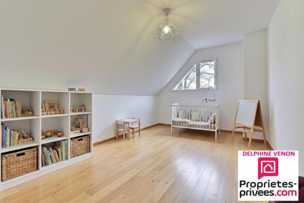 Maison classe énergie B avec vie en plain pied à 2 pas des commerces, de la Loire et des écoles sur un terrain de 900 m²