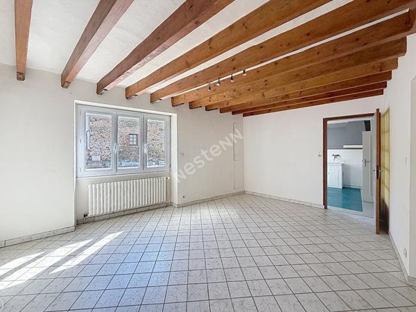 Maison de bourg 96 m² avec petit terrain et garage - Le Mesnil en Vallée
