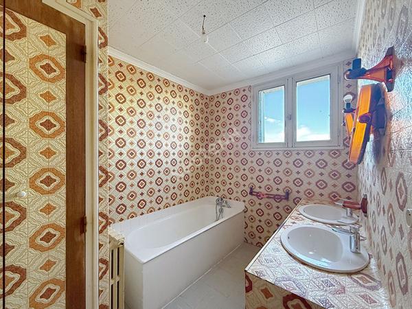 Maison de bourg 96 m² avec petit terrain et garage - Le Mesnil en Vallée