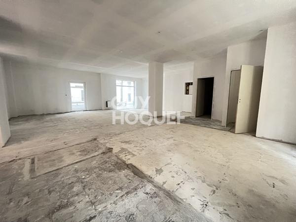 LOCAL PROFESSIONNEL rénové 100 m2 avec vitrine