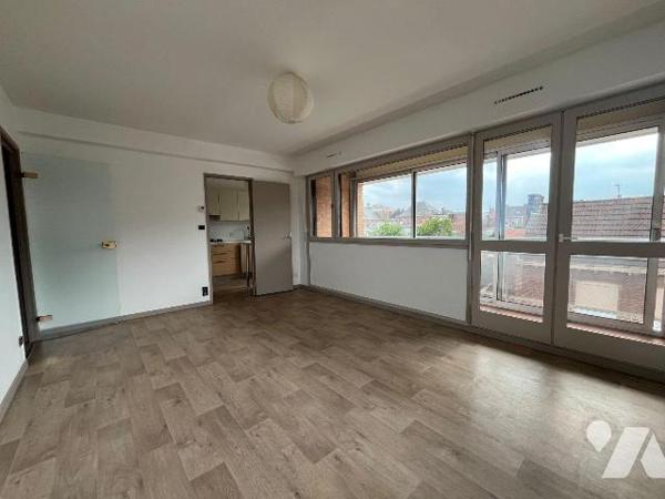 A VENDRE - HAZEBROUCK CENTRE-VILLE - bel appartement T3 traversant de 58,58 m², situé au 3 étag...