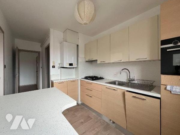 A VENDRE - HAZEBROUCK CENTRE-VILLE - bel appartement T3 traversant de 58,58 m², situé au 3 étag...