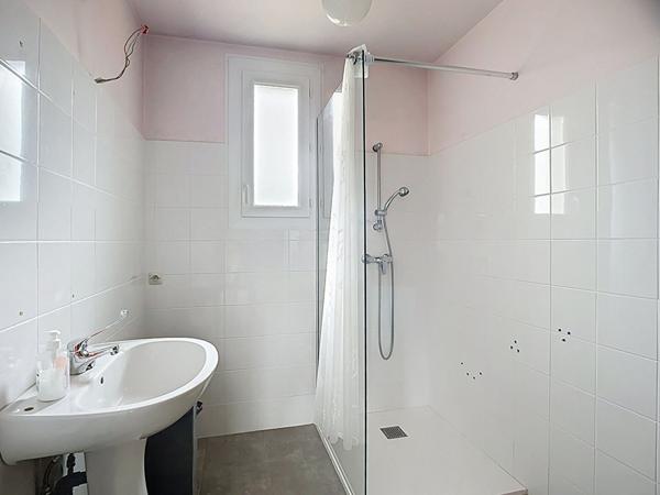 A vendre Maison102 m2 à Feugarolles, 4 chambres avec dépendances et parc de 7500m²