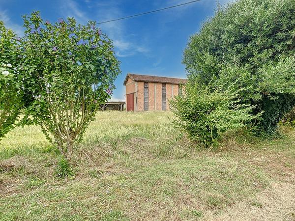 A vendre Maison102 m2 à Feugarolles, 4 chambres avec dépendances et parc de 7500m²