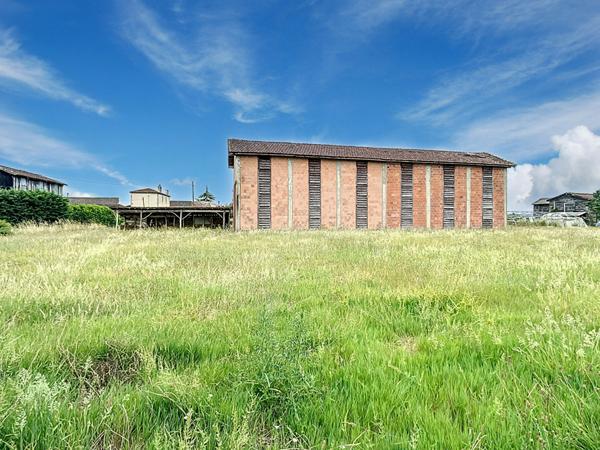 A vendre Maison102 m2 à Feugarolles, 4 chambres avec dépendances et parc de 7500m²