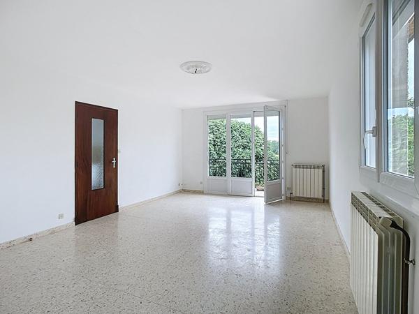 A vendre Maison102 m2 à Feugarolles, 4 chambres avec dépendances et parc de 7500m²