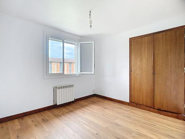 A vendre Maison102 m2 à Feugarolles, 4 chambres avec dépendances et parc de 7500m²