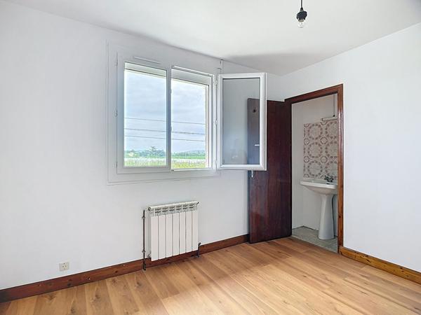 A vendre Maison102 m2 à Feugarolles, 4 chambres avec dépendances et parc de 7500m²